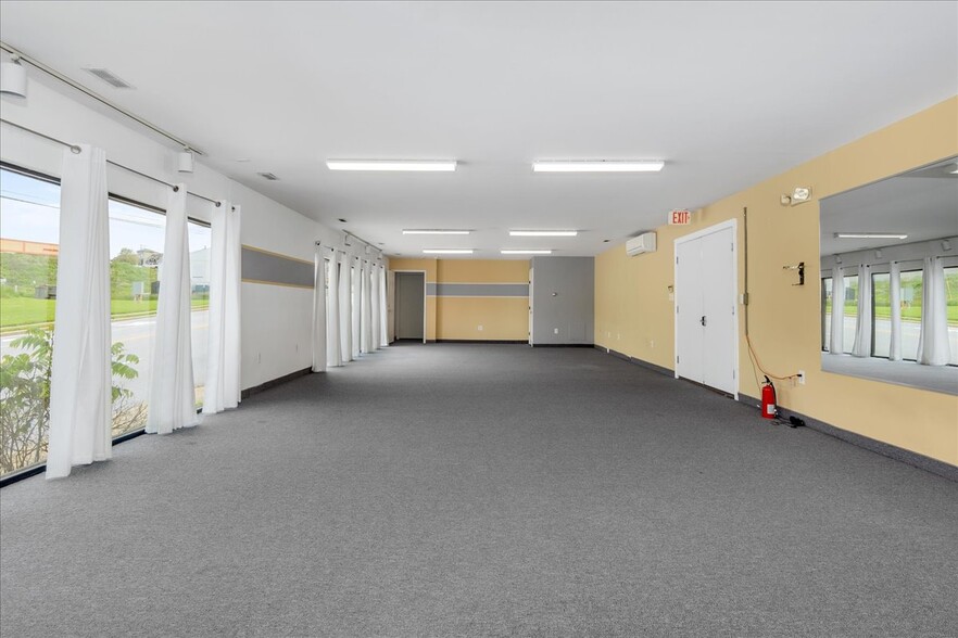 More Photos Of 104 W Ridgeville Blvd, Mount Airy Storefront Retail Office For Sale