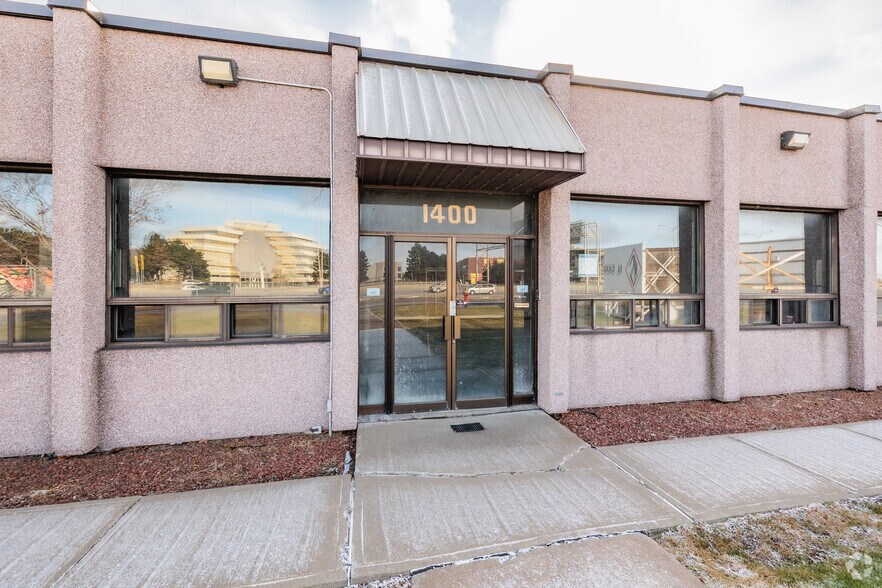 More Photos Of 1400 Rte Transcanadienne, Dorval Warehouse For Lease
