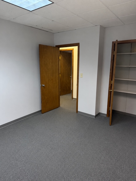 More Photos Of 10035 Sliding Hill Rd, Ashland Office For Lease