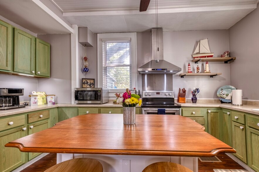 More Photos Of 304 15th St W, Bradenton Specialty For Sale