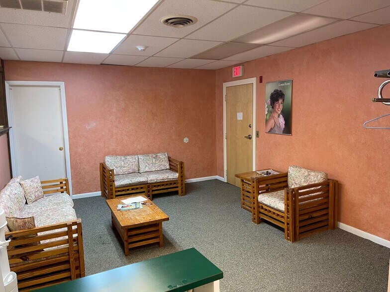 More Photos Of 304 Federal Rd, Brookfield Office For Lease