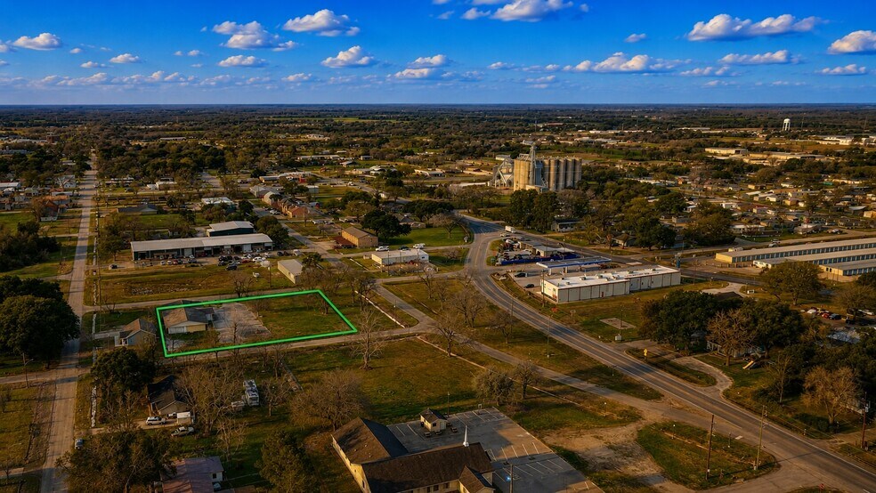 More Photos Of 4206 2nd 1/2 St, Brookshire Office For Sale