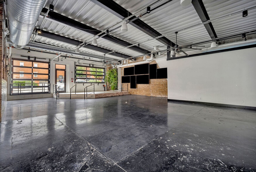 More Photos Of 331 E 13th St, Cincinnati Bar For Lease