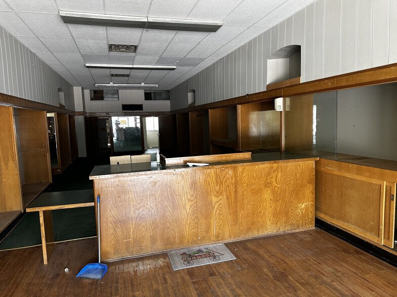 More Photos Of 10 E Main St, Shawnee Storefront For Lease