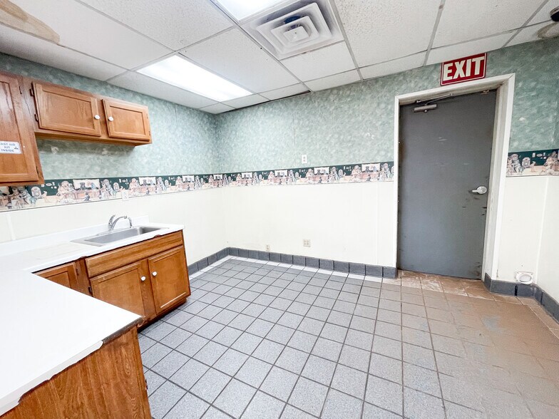 More Photos Of 7902 Slide Rd, Lubbock Veterinarian Kennel For Lease