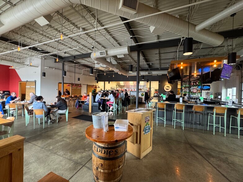 More Photos Of 7729 W Ridgewood Dr, Parma Restaurant For Lease