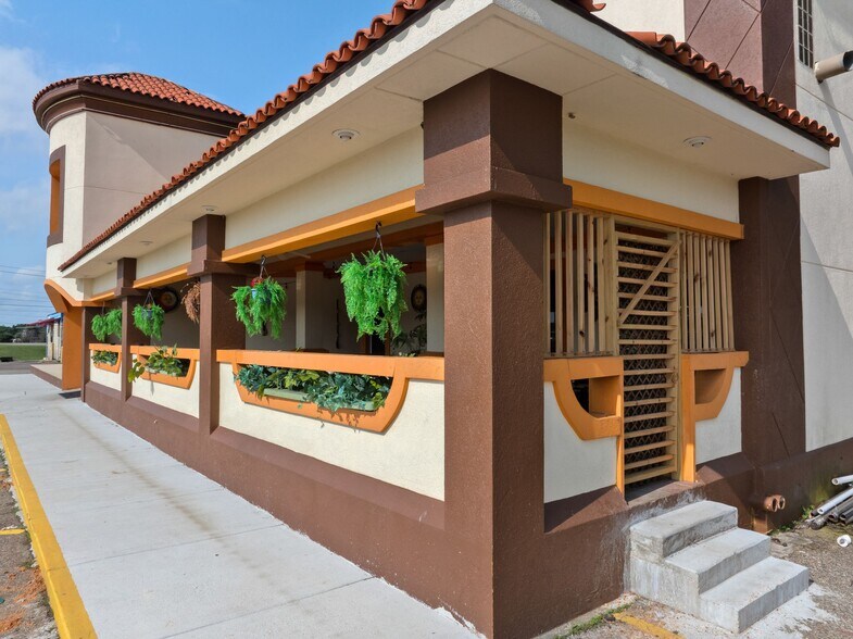 More Photos Of 929 US-98, Columbia Restaurant For Sale