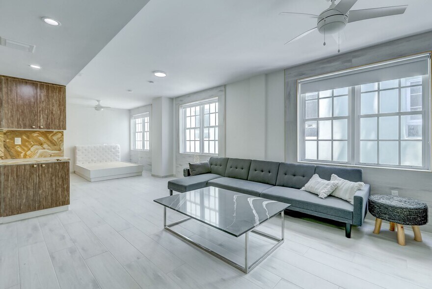 More Photos Of 820 Ocean Dr, Miami Beach Restaurant For Sale