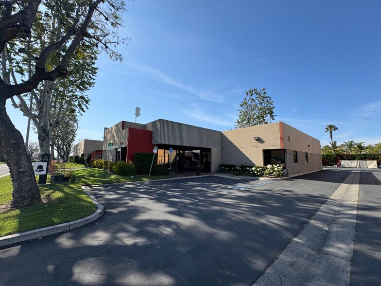 More Photos Of 2525 W Woodland Dr, Anaheim Light Distribution For Lease