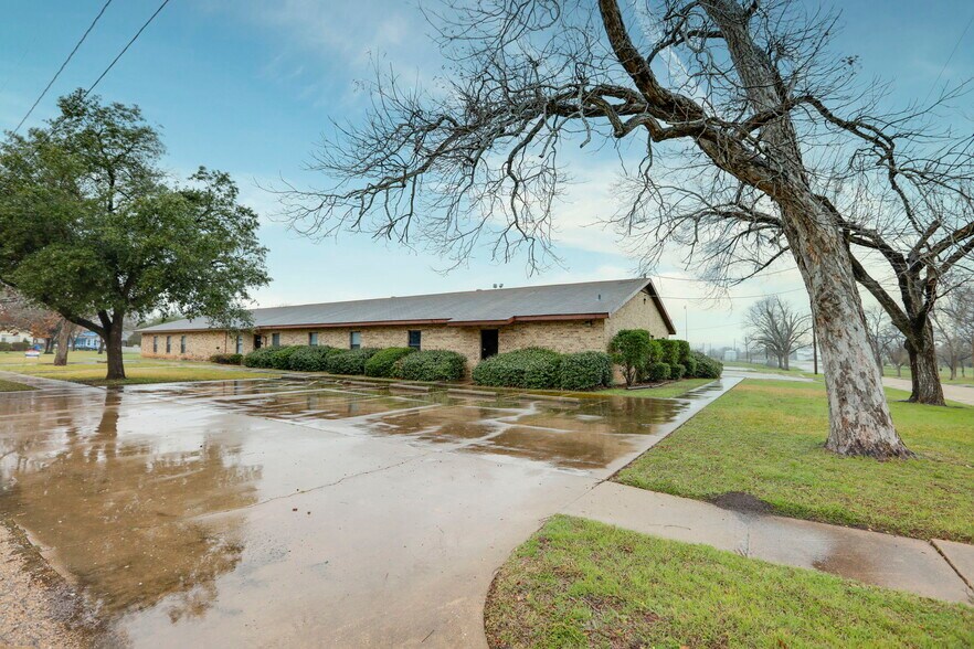 More Photos Of 602 W 12th St, Taylor Office For Lease