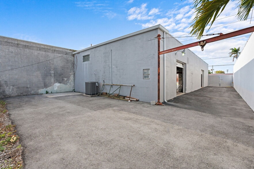 More Photos Of 272-280 SW 33rd St, Fort Lauderdale Showroom For Lease