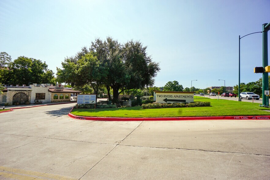 More Photos Of 103 N Austin Ave, Georgetown Storefront For Lease