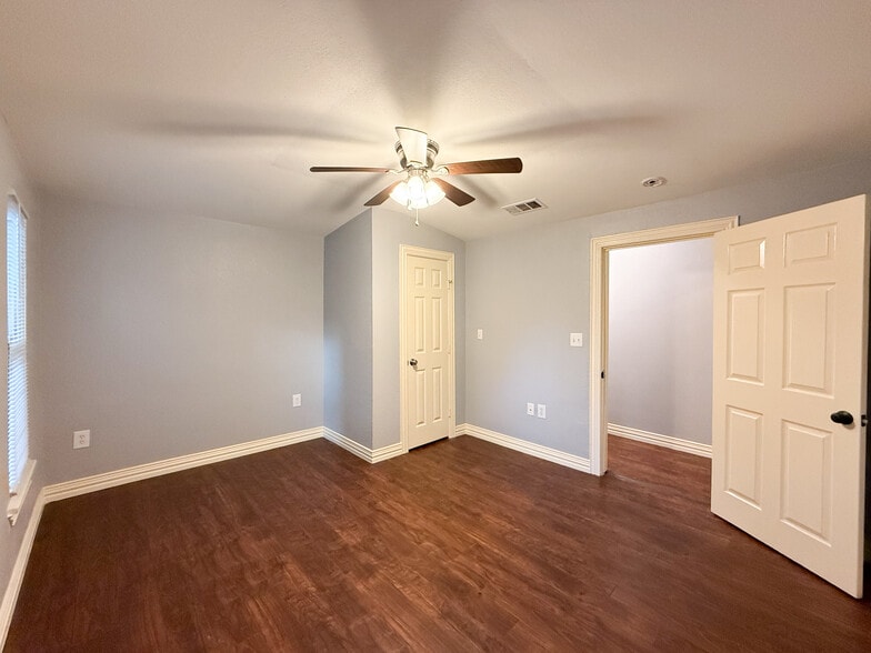 More Photos Of 211 Second St, Denton Flex For Sale