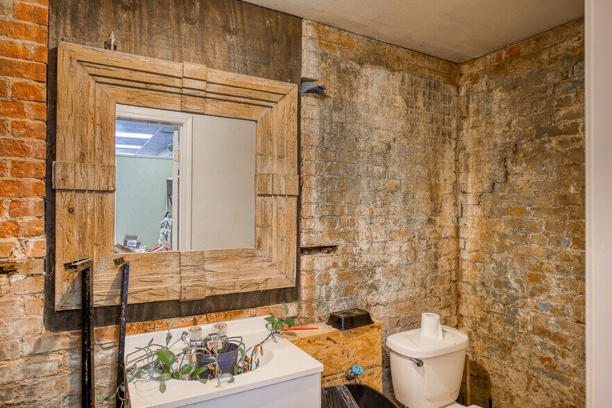 More Photos Of 307 E Goliad Ave, Crockett Storefront For Sale