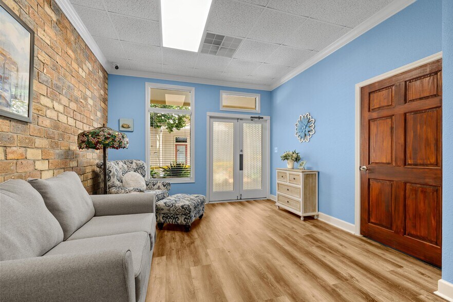More Photos Of 913 Gulf Breeze Pky, Gulf Breeze Storefront Retail Office For Sale