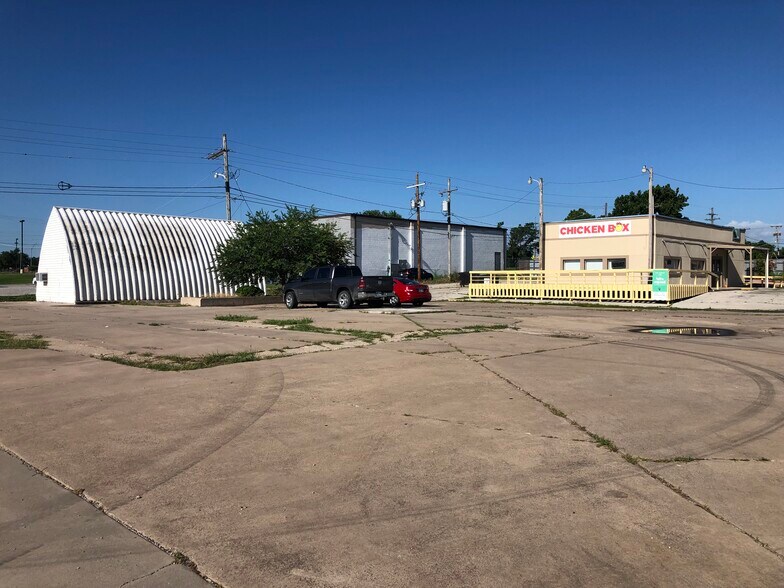 More Photos Of 1108 SW Park Ave, Lawton Restaurant For Sale