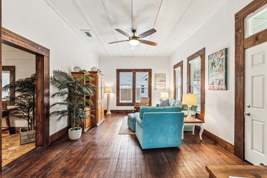 More Photos Of 512 N Travis St, Granbury Hospitality For Sale