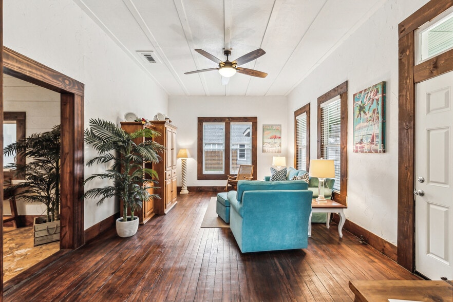 More Photos Of 512 N Travis St, Granbury Hospitality For Sale