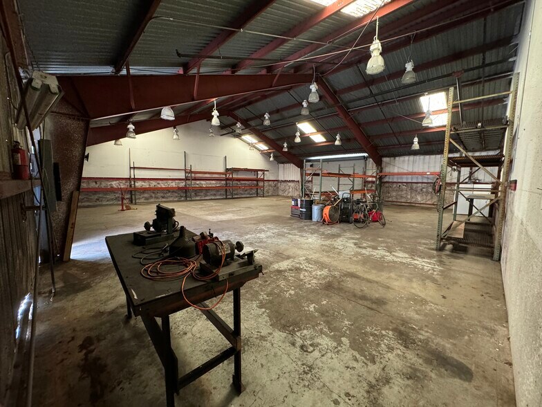 More Photos Of 500 Seminole Blvd, Largo Warehouse For Lease