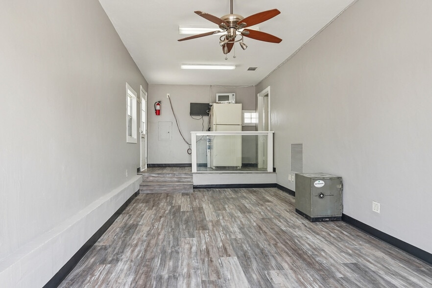 More Photos Of 2423 Hinton Dr, Irving Warehouse For Lease