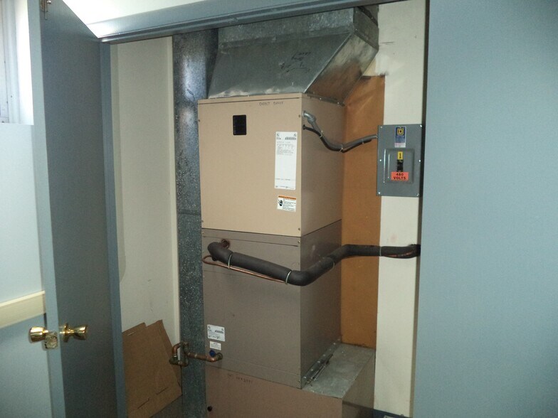 More Photos Of 121 Valley St, Manchester Showroom For Sale