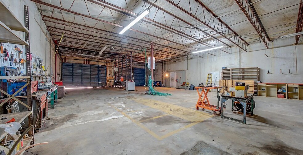 More Photos Of 1605 E Avenue A, Hooks Warehouse For Sale