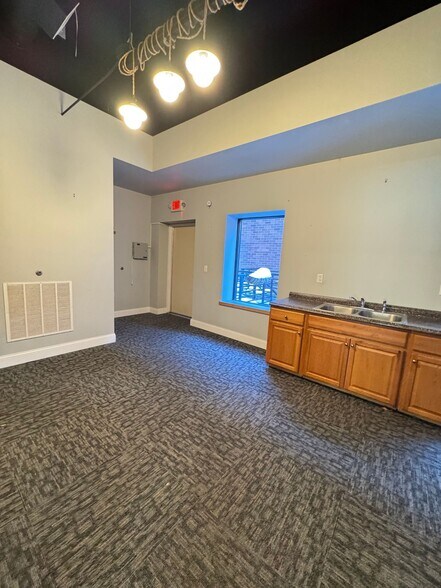 More Photos Of 245 Chestnut St, Meadville Storefront For Lease