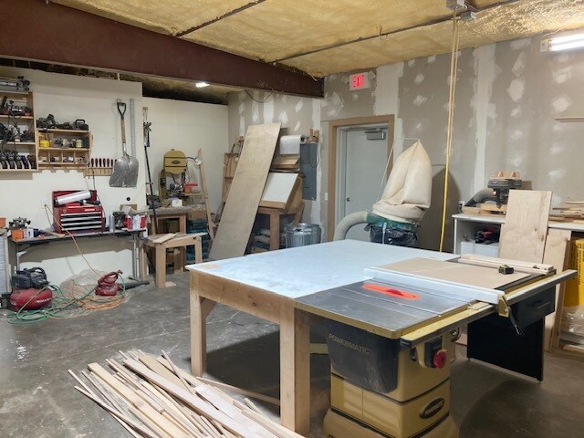 More Photos Of 410 Burnett St, Bryan Showroom For Sale