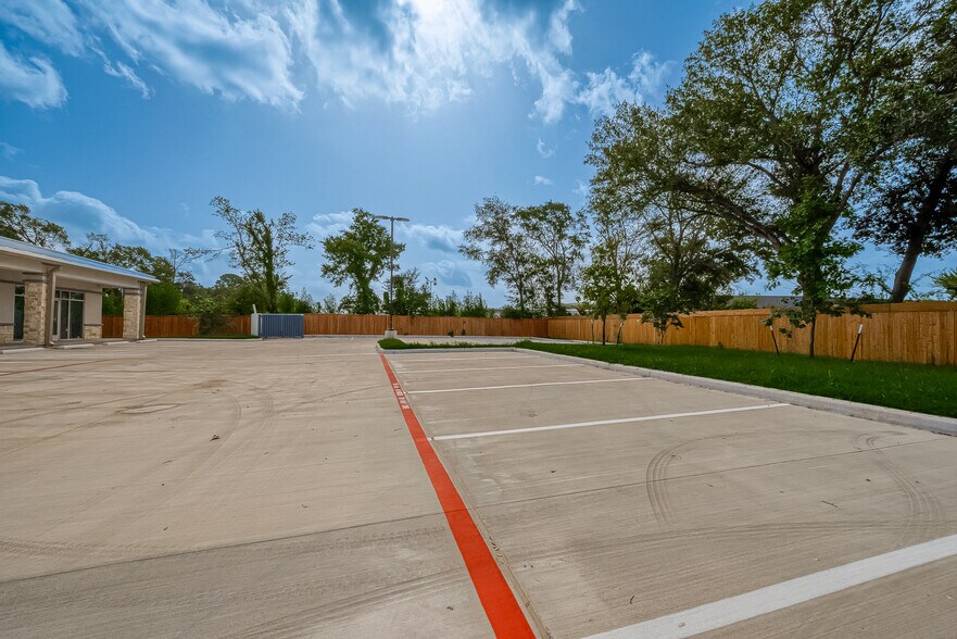 More Photos Of 910 East Ave, Katy Showroom For Sale