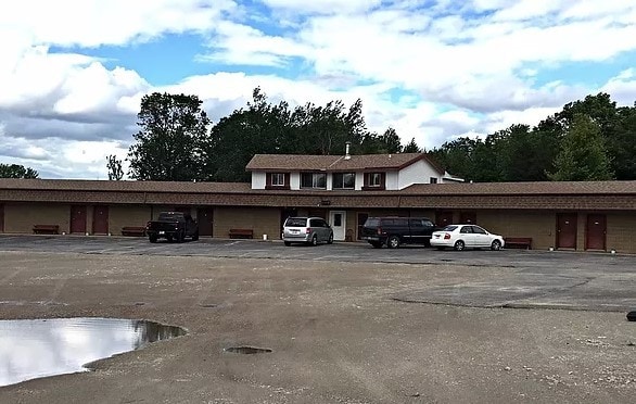 Primary Photo Of W1915 Flame Rd, Marinette Hotel For Sale