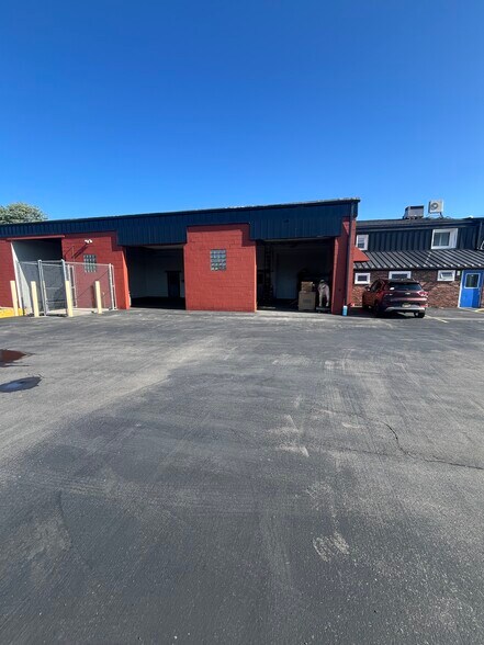 More Photos Of 600 Cayuga Rd, Cheektowaga Light Distribution For Lease