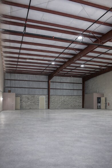 More Photos Of 7850 N Orange Blossom Trl, Orlando Warehouse For Lease