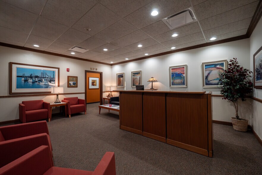 More Photos Of 921 Chatham Ln, Columbus Office For Sale
