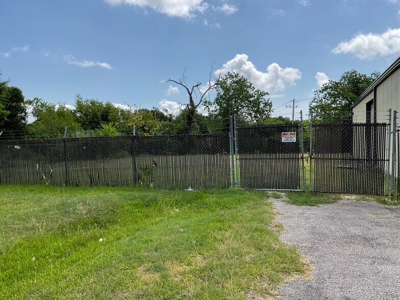 More Photos Of 200 N Broadway St, La Porte Warehouse For Lease