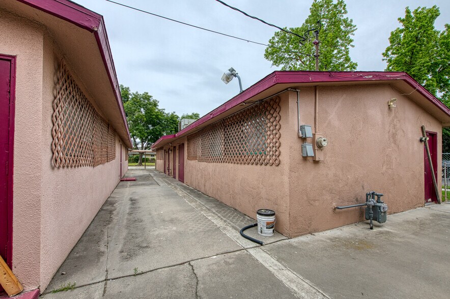 More Photos Of 3311-3315 E Sierra Madre Ave, Fresno Daycare Center For Sale