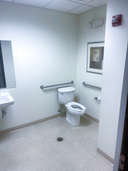 More Photos Of 409 S 1st St, St Charles Bank For Lease