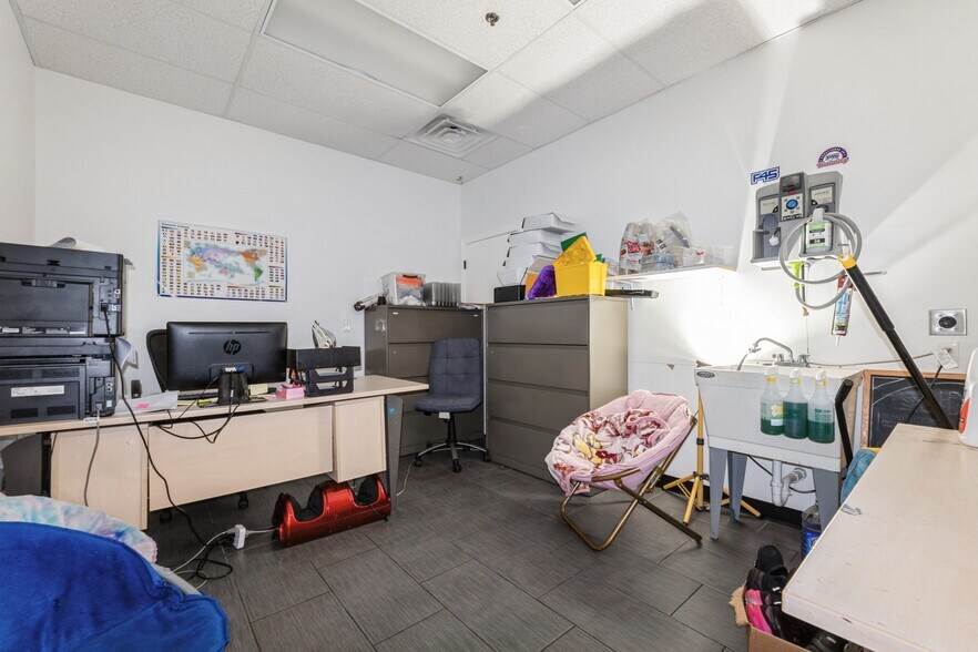 More Photos Of 5500 Merle Hay Rd, Johnston Storefront For Sale