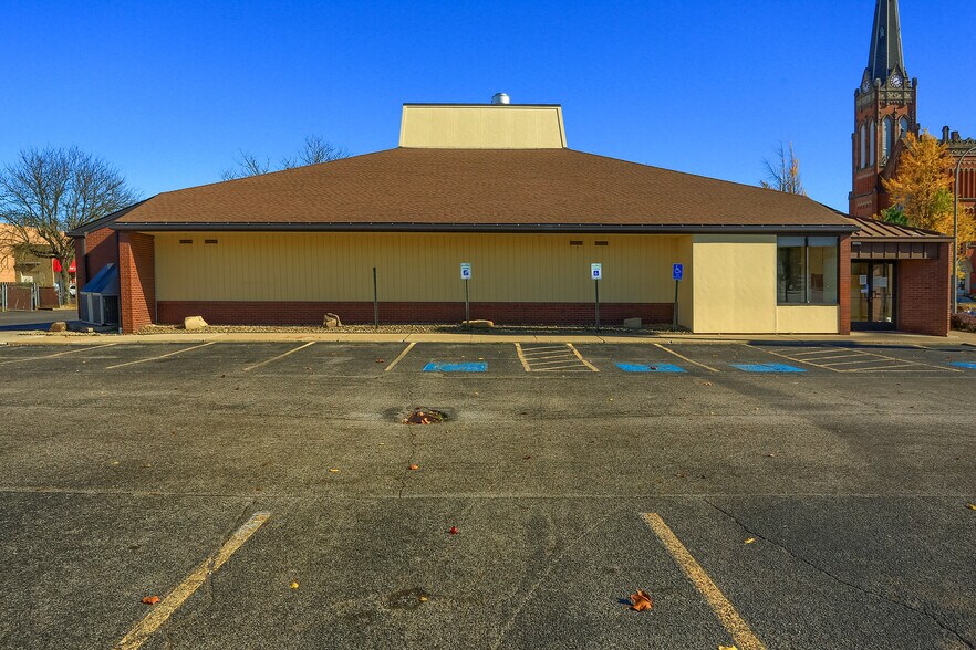More Photos Of 100 W Washington St, New Castle Restaurant For Lease