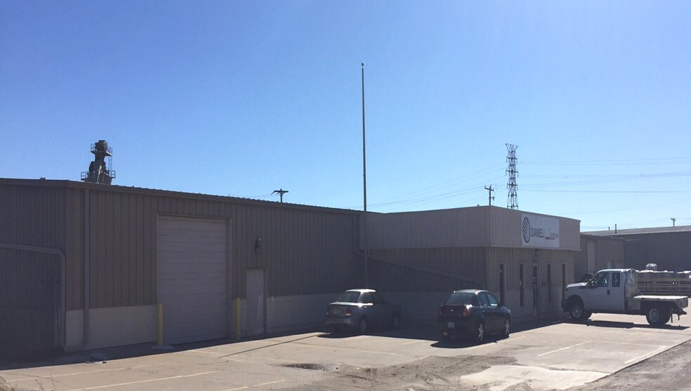 More Photos Of 437 Devils Glen Rd S, Bettendorf Manufacturing For Lease