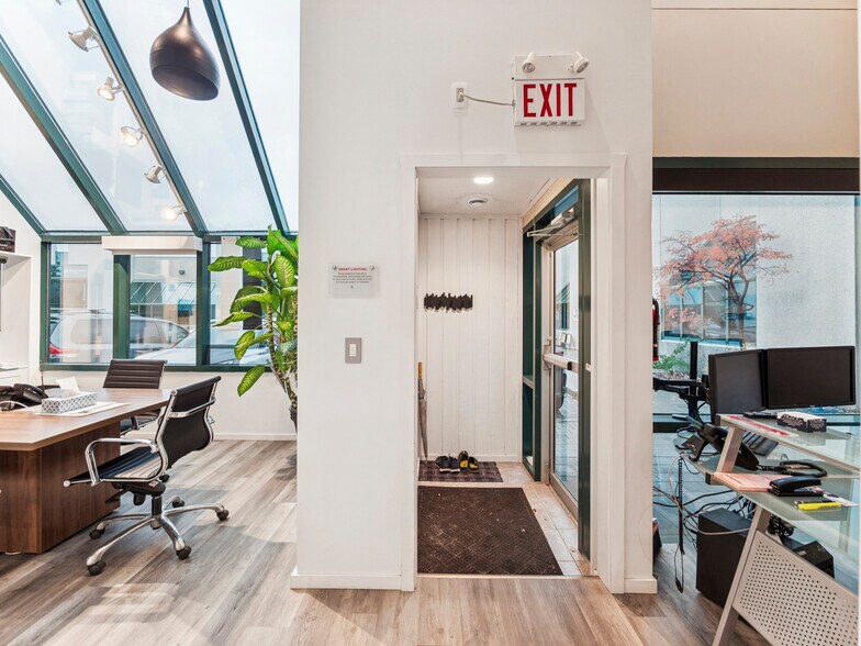 More Photos Of 175 W Beaver Creek Rd, Richmond Hill Light Distribution For Sale