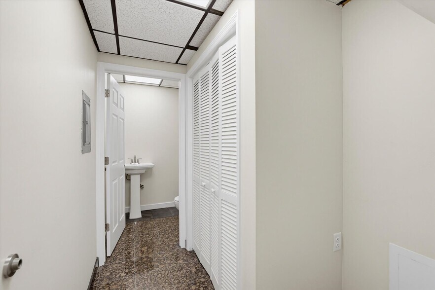 More Photos Of 1801 N Meridian Rd, Tallahassee Office For Lease