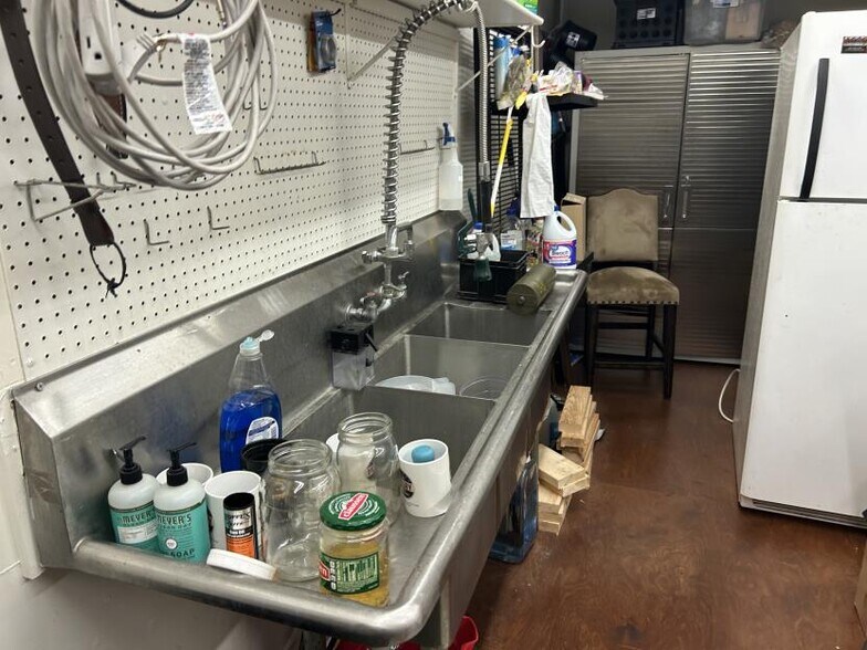 More Photos Of 100 N Main St, Lindale General Retail For Sale