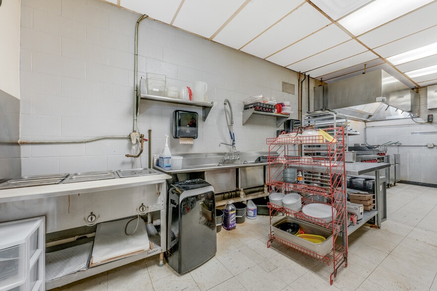 More Photos Of 154 Bridge St, Junior Restaurant For Sale