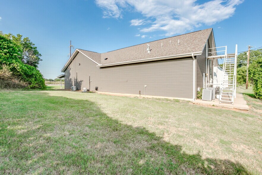 More Photos Of 3212 E Walnut St, Tecumseh Flex For Sale