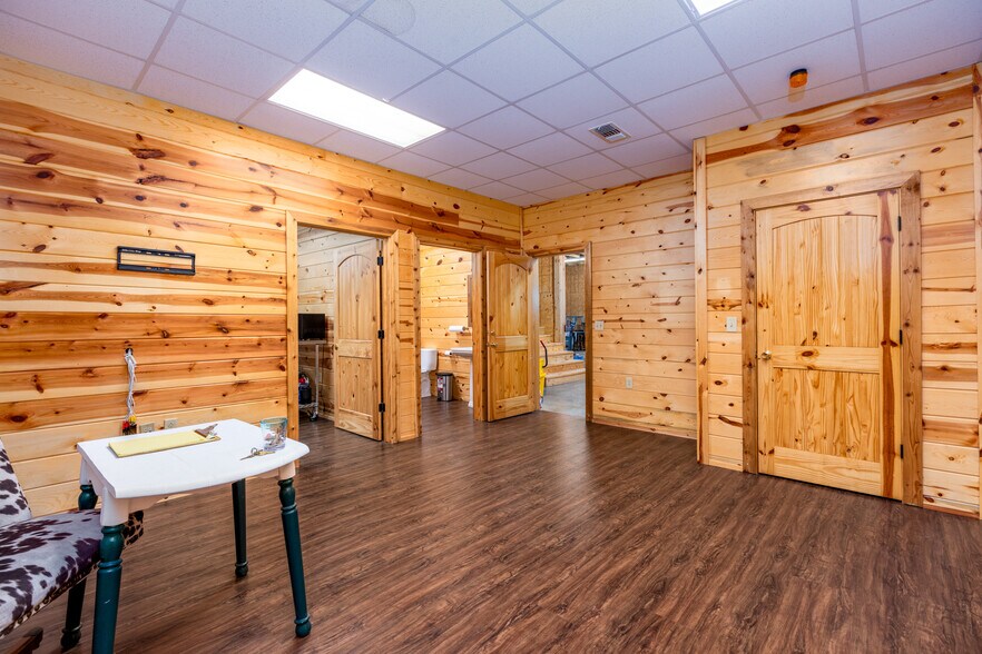 More Photos Of 1910 E Jackson St, Hugo Freestanding For Sale