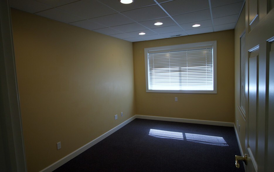 More Photos Of 10151-10171 Bergin Rd, Howell Flex For Lease
