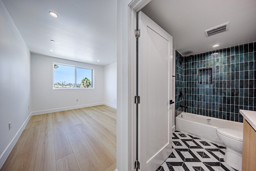 More Photos Of 1259 S Longwood Ave, Los Angeles Apartments For Sale