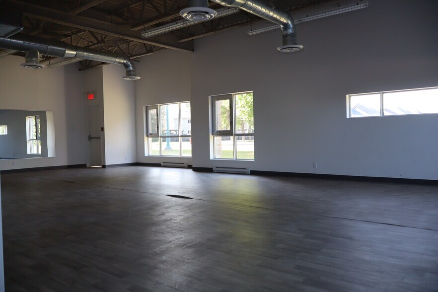 More Photos Of 2301 Rue De Versailles, Mascouche Storefront Retail Office For Lease