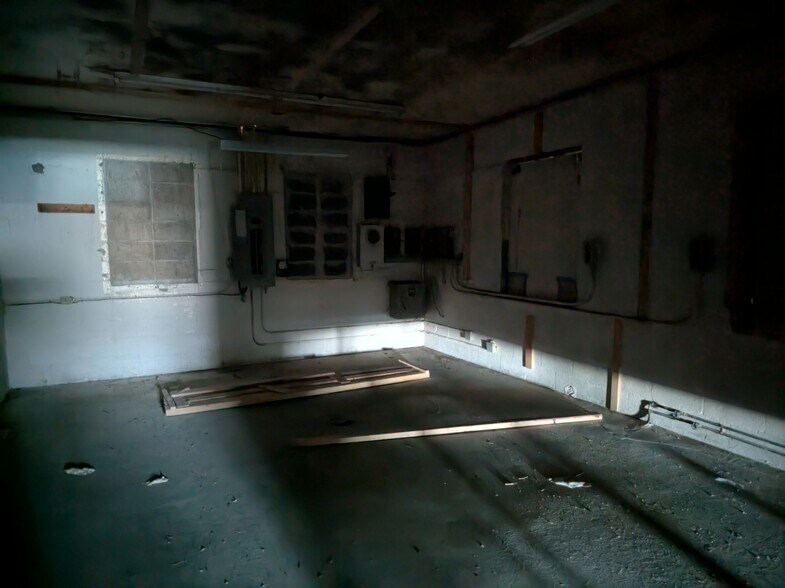 More Photos Of 2416 E Huron Rd, Au Gres Storefront Retail Office For Sale