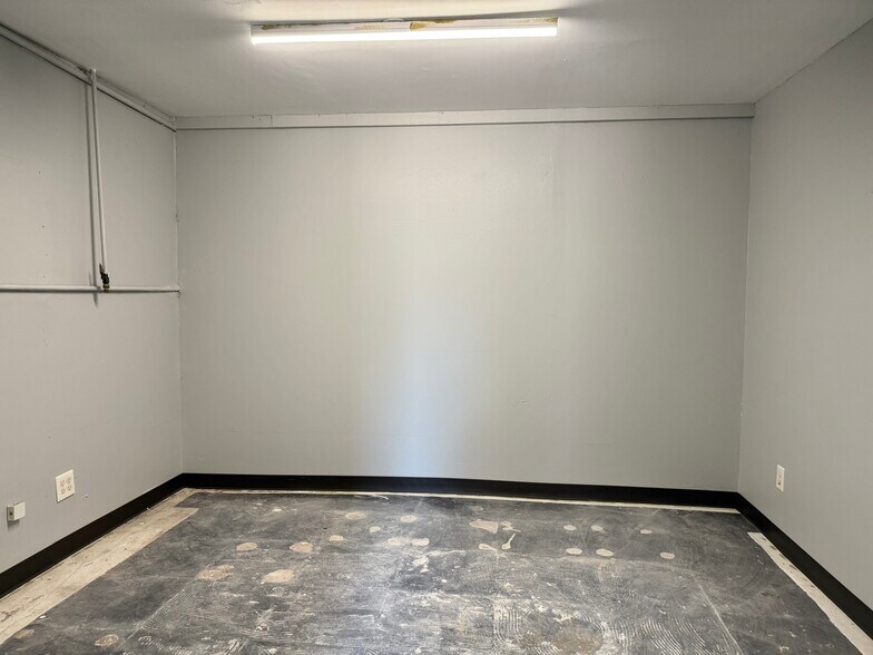 More Photos Of 2013 Blalock Rd, Houston Warehouse For Lease